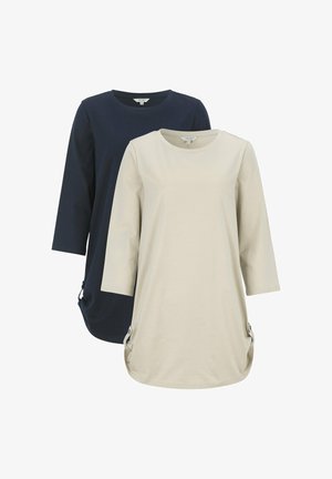 Zwei langärmlige Tunika-Tops, eines beige und eines marineblau, jeweils mit rundem Ausschnitt und geknöpften Seitenschlitzen am Saum.