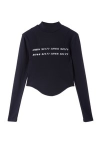 Camiseta de manga larga azul marino con cuello a modo de mock; presenta un dobladillo curvado y tres rayas blancas "MISS SIXTY" en el pecho. Tejido de textura suave.