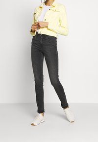 Rich & Royal Chaqueta vaquera - light yellow