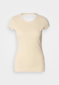 Lys beige ribbet t-skjorte med korte ermer, med rund hals og en liten preget logo på brystet. Myk tekstur.