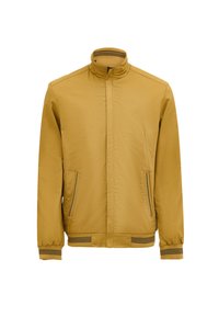 Giacca gialla senape con colletto alto, due tasche frontali con zip, polsini elasticizzati e una texture semplice. Accenti a righe orizzontali sui polsini.