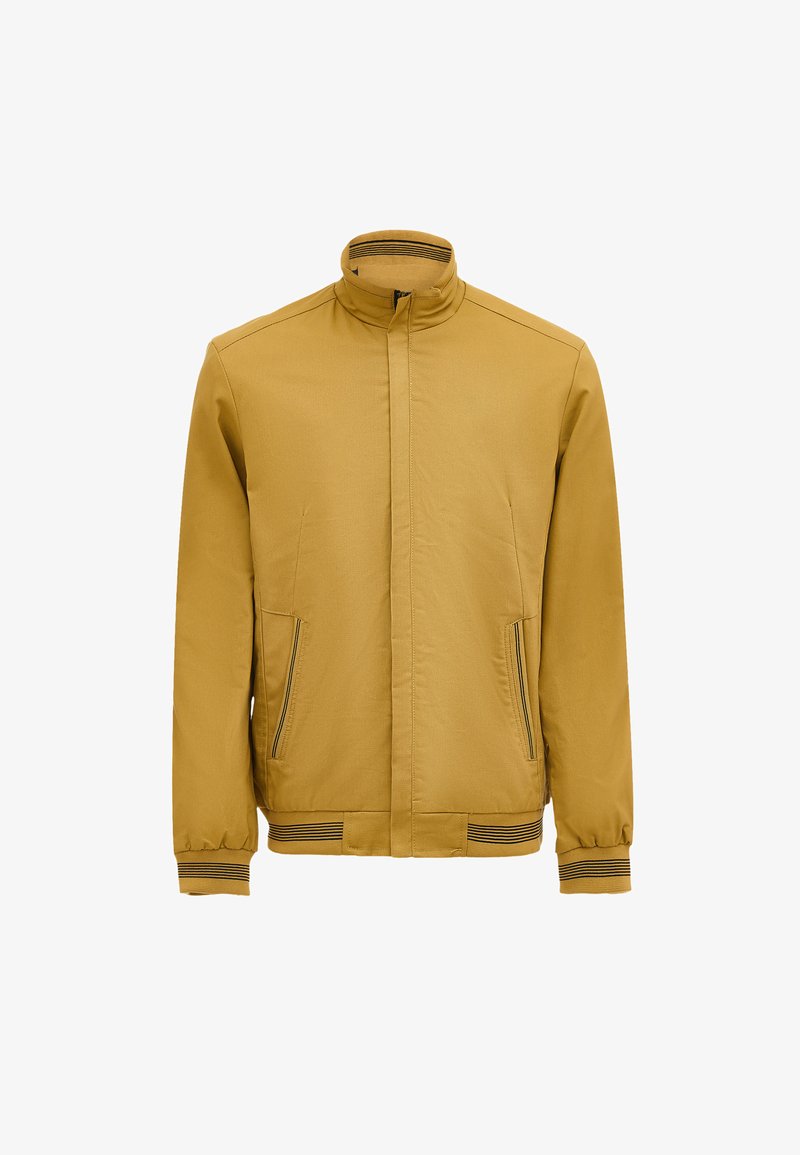 Musztardowa kurtka z wysokim kołnierzem, dwiema zamykanymi na zamek kieszeniami z przodu, elastycznymi mankietami i gładką fakturą. Poziome paski na mankietach.