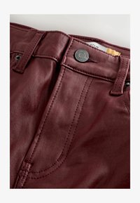 Ausgewählt, berry red