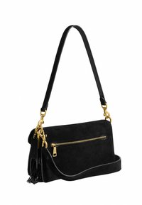 Sac à bandoulière en daim noir avec poche zippée dorée, sangle ajustable, fermoirs dorés et pampilles décoratives sur fond blanc uni.