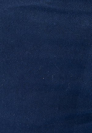 Tela azul oscuro con una textura de costilla fina, que muestra un color uniforme y variaciones sutiles. Sin patrones visibles ni adornos.