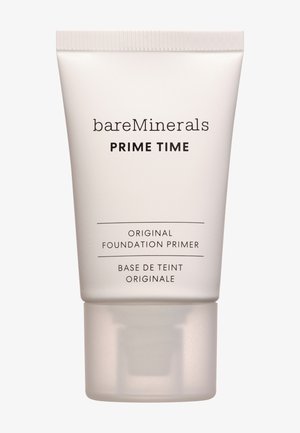 El primer de base de BareMinerals Prime Time en un tubo blanco translúcido con texto negro, presenta una tapa flip-top y un acabado suave y mate.