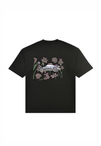 Czarny T-shirt z grafiką vintage srebrnego samochodu otoczonego różowymi i fioletowymi kwiatami na plecach.