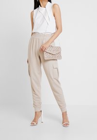 Missguided Teplákové kalhoty - nude