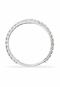Bracciale da tennis in argento con una fila continua di piccoli gemmartini chiari rotondi incastonati in griffe quadrate, esposto su uno sfondo bianco.