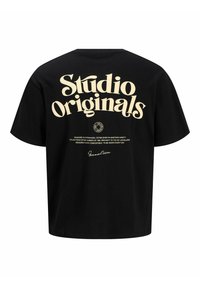 T-shirt noir avec grand texte couleur crème "Studio Originals" et texte plus petit en dessous, incluant "Summer Edition" en écriture cursive.