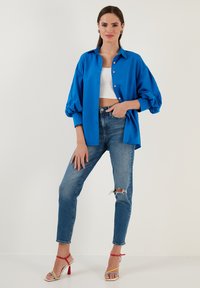 LELA LOOSE FIT - Pogājama blūze - royal blue
