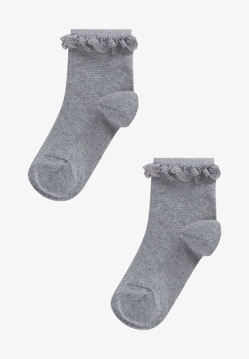 Chaussettes en coton grises avec une texture côtelée, ornées d'une bordure en dentelle froncée en haut et d'un design d'orteil standard.