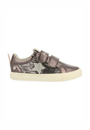 Zapatilla metálica en mauve con detalle de estrella plateada, cuerpo con lentejuelas, dos tiras ajustables de Velcro, suela de goma marfil y una pestaña en el talón en contraste.