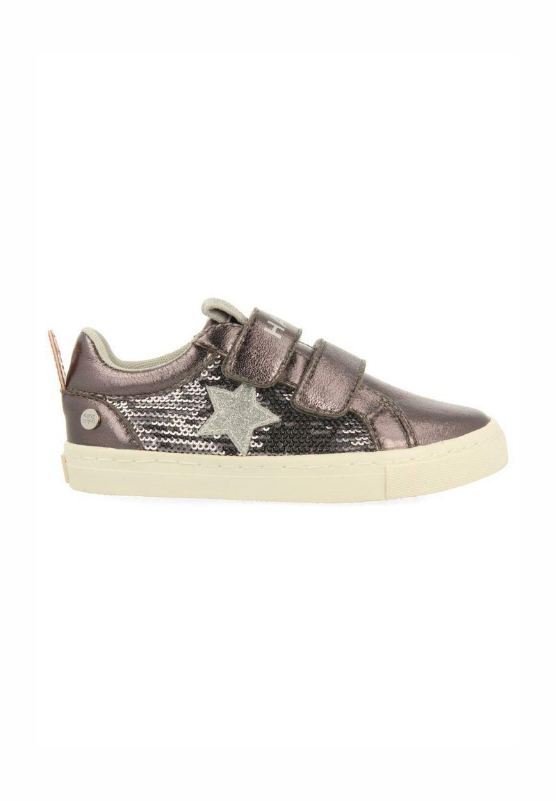 Zapatilla metálica en mauve con detalle de estrella plateada, cuerpo con lentejuelas, dos tiras ajustables de Velcro, suela de goma marfil y una pestaña en el talón en contraste.