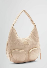 Borsa hobo beige con tessuto testurizzato, motivo logo in rilievo, due tasche anteriori con zip e una tracolla imbottita. Accessori in hardware color oro.