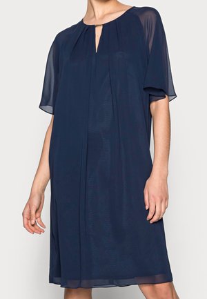 Marineblaues Kleid aus transparentem Stoff mit kurzen Ärmeln, rundem Ausschnitt mit Schlitzdetail und weichen Falten für eine fließende Passform.