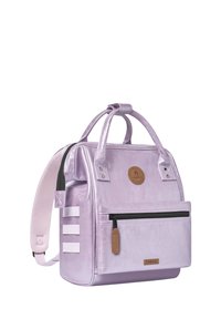 Lila metallische Rucksack mit strukturiertem Design, mit Reißverschluss versehenem Frontfach, Lederakzent-Logo und verstellbaren gepolsterten Trägern.