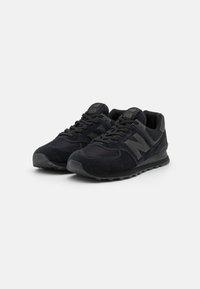Sneakers negre din materiale din suede și plasă. Dispun de o talpă texturată, guler căptușit și ochiuri întărite. Logo-ul "N" pe lateral.