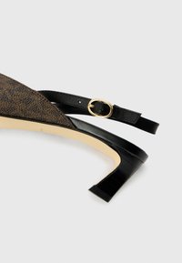 Talons en tissu à motifs bruns avec une sangle en cuir verni noir et un détail de boucle dorée. Présente un design de talon bloc effilé.