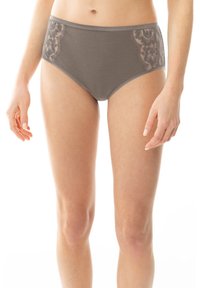 Braguitas grises de cintura alta con una textura acanalada y acentos de encaje floral en ambas caderas. Material suave diseñado para comodidad y cobertura.