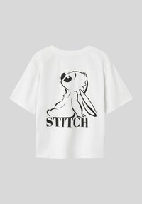Camiseta de algodón blanca con un gráfico negro de Stitch, un personaje de dibujos animados, y el texto "STITCH" debajo de la ilustración. Mangas cortas.