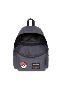 Zaino grigio scuro in tessuto con parte superiore curva, zip del compartimento principale, tasca frontale e toppe a tema Pokémon.