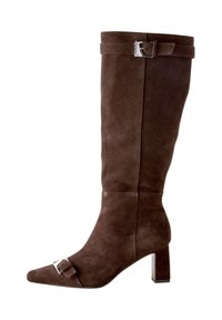 Botte hauteur genou en suède marron, avec un bout pointu, un talon block et des accents de boucles argentées en haut et au niveau du bout. Texture lisse, design élégant.