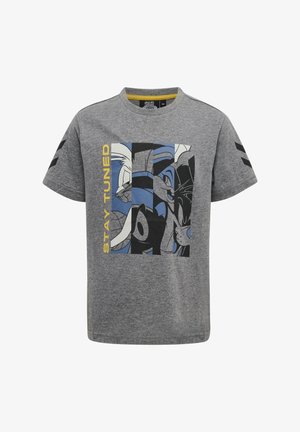 Szara koszulka z krótkim rękawem z stylizowanymi czarno-niebieskimi kreskówkowymi twarzami i żółtym napisem „STAY TUNED” na przodzie. Czarne chevrony na rękawach.