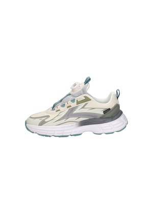 Witte en grijze sportieve sneaker met teal-accenten, een gestructureerd bovenwerk, een dikke witte zool en een sluitsysteem met een draaiknop, afgebeeld op een effen witte achtergrond.