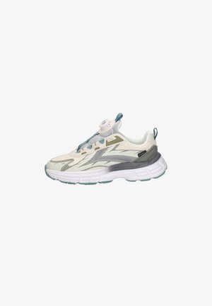 Witte en grijze sportieve sneaker met teal-accenten, een gestructureerd bovenwerk, een dikke witte zool en een sluitsysteem met een draaiknop, afgebeeld op een effen witte achtergrond.