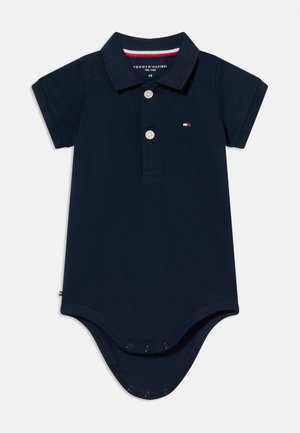 Tamsiai mėlynas trumpomis rankovėmis kūdikio bodis su apykakle, dviem priekiniais mygtukais, spaudėmis apačioje ir mažu Tommy Hilfiger logotipu ant krūtinės.