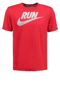 Czerwona koszulka do biegania Nike ma krótkie rękawy, okrągły dekolt, dużą białą grafikę "RUN" oraz logo na rękawie. Wykonana z lekkiego materiału.