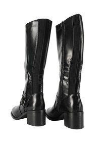 Stivali neri al ginocchio con finitura lucida, dotati di pannelli elastici, zip laterale e tacco grosso. Decorati con una fibbia ornamentale.