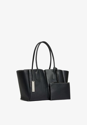 Borsa tote in pelle nera con design strutturato, manici superiori e cuciture a contrasto. Include una pochette piccola con zip coordinata.
