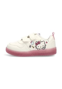 Zapatillas sintéticas blancas con una suela translúcida rosa, que cuentan con correas de Velcro y un diseño impreso de Hello Kitty. Los acentos incluyen iconos coloridos.