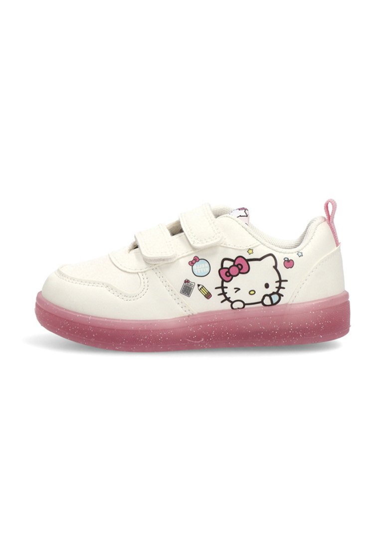 Zapatillas sintéticas blancas con una suela translúcida rosa, que cuentan con correas de Velcro y un diseño impreso de Hello Kitty. Los acentos incluyen iconos coloridos.