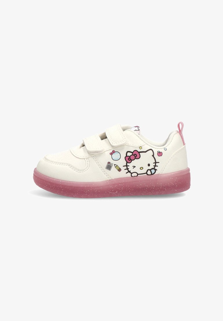 Zapatillas sintéticas blancas con una suela translúcida rosa, que cuentan con correas de Velcro y un diseño impreso de Hello Kitty. Los acentos incluyen iconos coloridos.