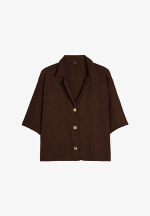 Brązowa, teksturowana koszula z krótkim rękawem i kołnierzykiem, z pięcioma złotymi guzikami z przodu i luźnym, swobodnym krojem.