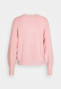 Rosa gestrickter Pullover mit Rundhalsausschnitt, Raglanärmeln und einem leicht verkürzten Saum. Verfügt über eine glatte Textur und gerippte Bündchen.