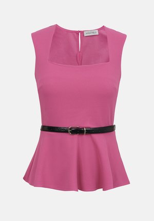Blouse sans manches rose avec un peplum, un décolleté carré et une ceinture noire fine à la taille.