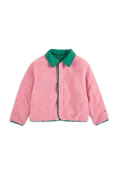 Fleecejacka i rosa med en grön krage. Har en knapplös front, rund form och långa ärmar. Mjuk textur med synlig sömnad.