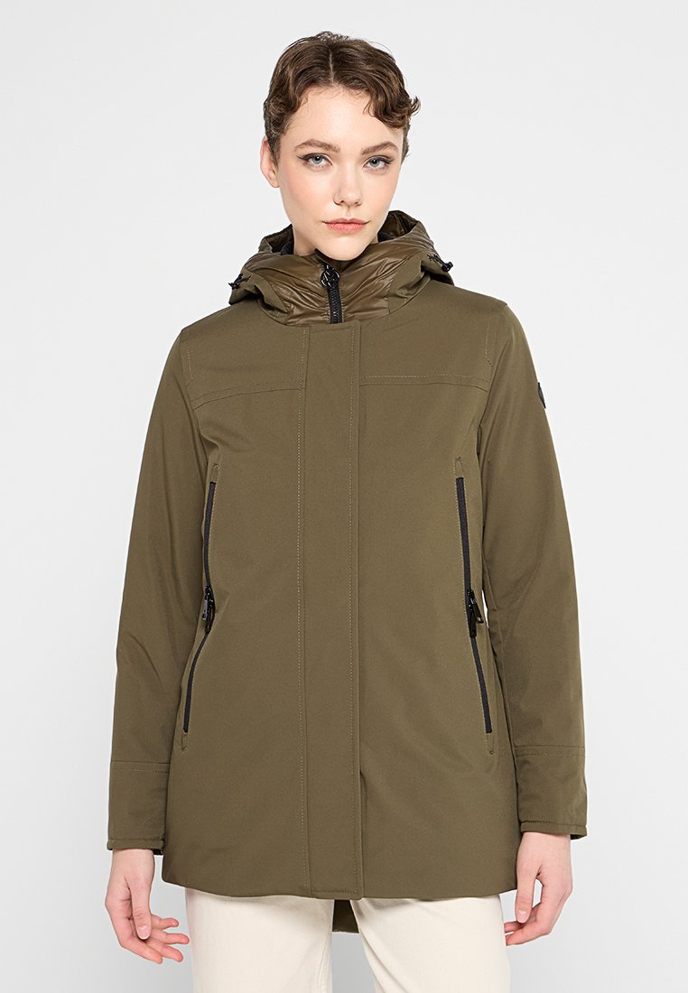 Veste étanche vert olive avec fermeture éclair à l'avant, capuche ajustable et deux poches latérales. Présente une texture lisse et un design minimaliste.