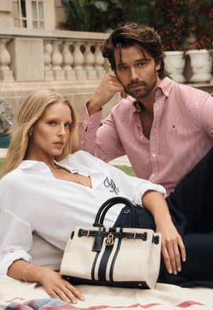 Tommy Hilfiger THE AMERICAN ICON CANVAS CROSSBODY TOTE BAG - Kézitáska - white/blue