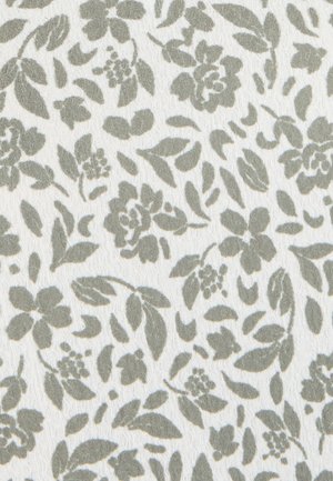 Motif de formes florales et de feuilles grises sur un fond de tissu blanc texturé, réparties uniformément avec des designs variés de fleurs et de feuilles.