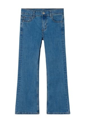 Blauwe spijkerbroek van denim met een lichte uitlopende pijp, een vijfzakkenmodel, knoopsluiting en lussen voor een riem, plat uitgestald op een witte achtergrond.