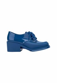 Scarpe stringate in pelle lucida blu, con punta arrotondata, tacco grosso e cuciture decorative lungo il bordo superiore. Superficie liscia e lucida.