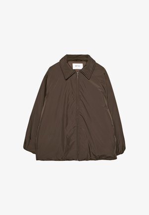 Giacca marrone con zip, dotata di un ampio colletto, caratterizzata da un esterno leggero e liscio e da una vestibilità rilassata con maniche leggermente arricciate.