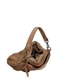 Borsa a tracolla in pelle marrone con texture intrecciata, chiusura con zip, duale scomparti e corta tracolla con dettagli in hardware dorato.