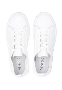 Weiße Leder-Sneaker mit glatter Textur, runder Zehenpartie und tonalen Schnürsenkeln. Verfügt über einen subtilen roten Akzent an der Sohle und ein graues Innenfutter.