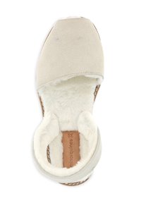 Sandale en daim beige avec une doublure en fourrure douce, un design à bout ouvert et une semelle intérieure rembourrée. Présente une bordure cousue pour plus de détails.